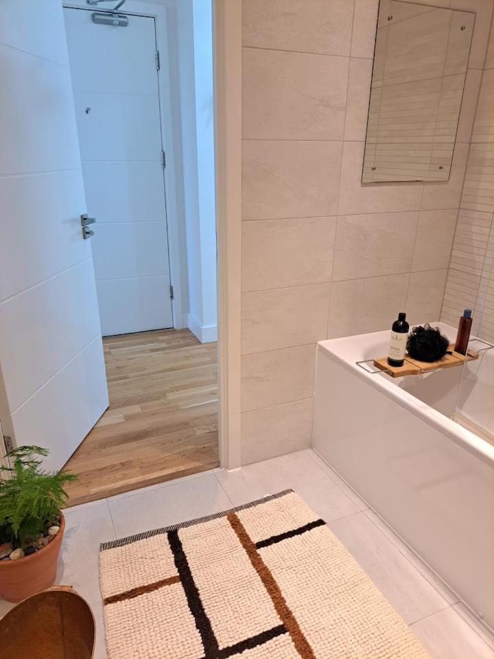 Cozy Double Room With Large En Suite Near Canary Wharf London With Amazing Views In A Shared Apartment Esterno foto
