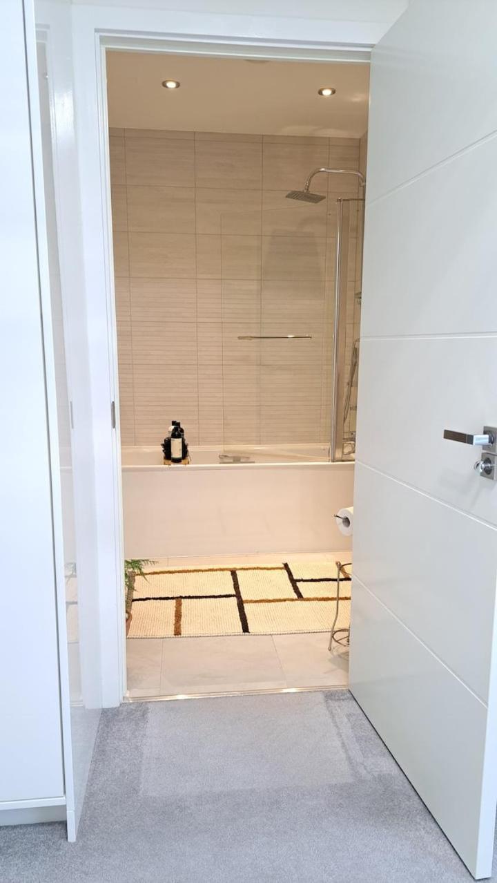 Cozy Double Room With Large En Suite Near Canary Wharf London With Amazing Views In A Shared Apartment Esterno foto